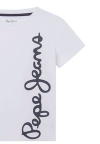 Vit bomullst-shirt med en stor, marinblå kursiv logotyp "Pepe Jeans" tryckt vertikalt längs vänstra sidan. Enkel design, kortärmad.