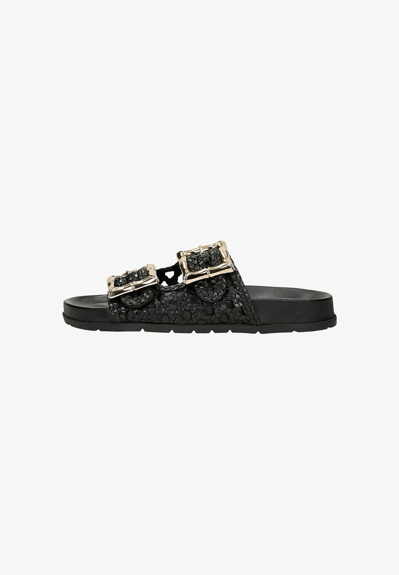 Sandali neri a scivolo con tomaia intrecciata e decorativi fibbie dorate, suola piatta e dettagli testurizzati sulle cinghie.
