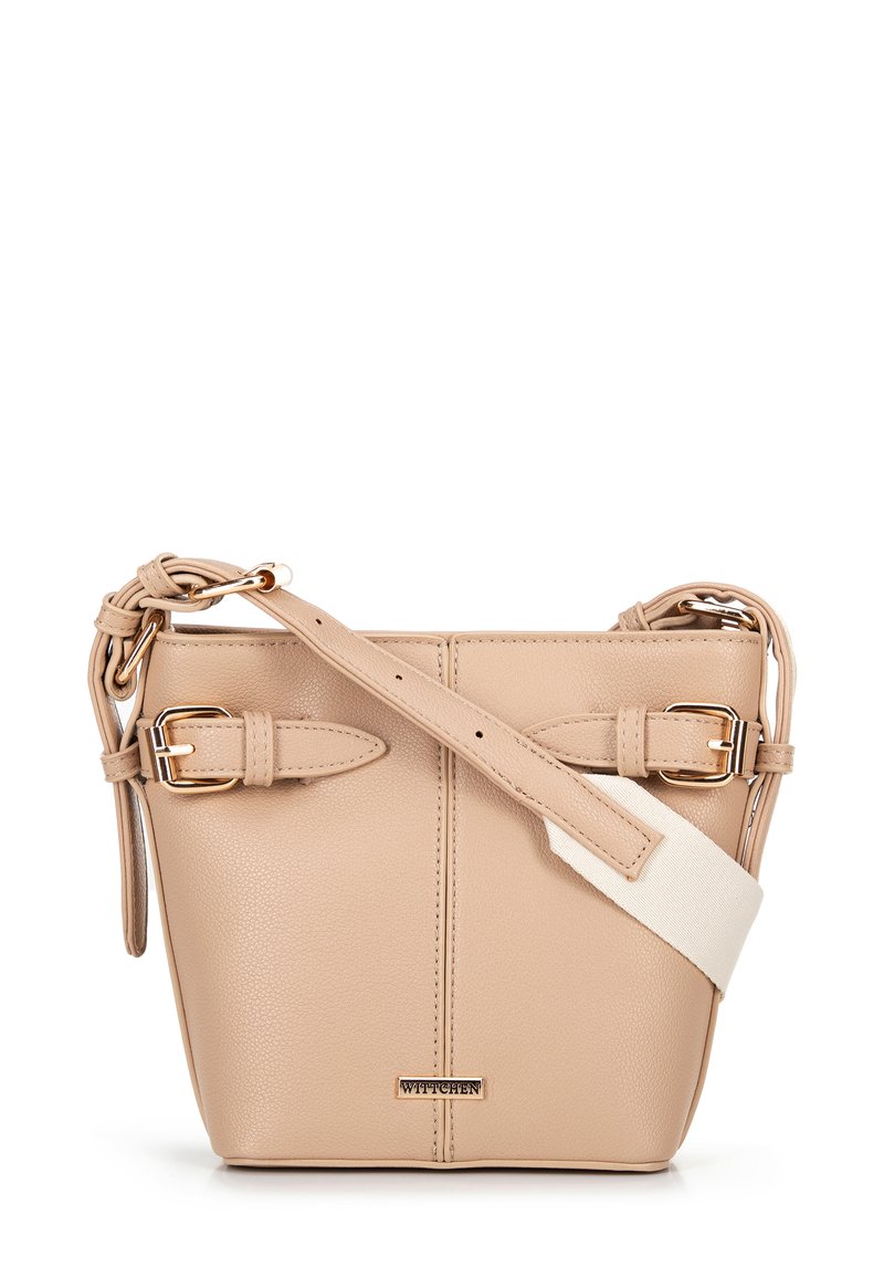 Borsa a mano in pelle beige con un design strutturato, dotata di tracolle regolabili, accessori in metallo dorato e una finitura liscia e texturizzata.