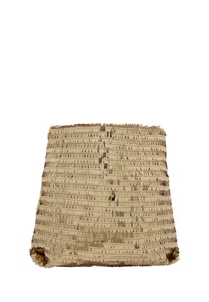 Wpleciona torba ze słomy w odcieniu beżowym o prostokątnym kształcie. Posiada teksturowaną powierzchnię i postrzępione krawędzie. Odpowiednia do codziennego użytku.