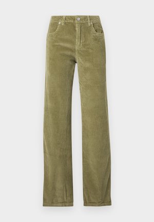 Παντελόνι από βελούδινο ύφασμα με ριγέ υφή σε ελιά πράσινο χρώμα, με ίσια πόδια, μπροστινές τσέπες, θηλιές για ζώνη και κούμπωμα με κουμπί σε λευκό φόντο.