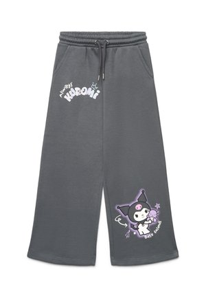Ciemnoszare spodnie o szerokich nogawkach ze sznurkiem w talii, z białym tekstem "Always Kuromi" i postacią Kuromi trzymającą misia z etykietą "Best Friends."