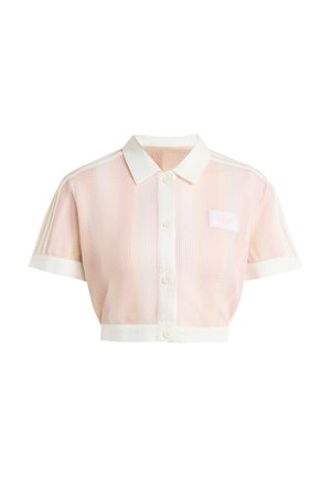 Polo court en maille rose et blanc à manches courtes avec boutons, col blanc, poignets, rayures sur les manches et écusson logo sur la poitrine.