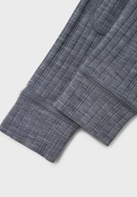 Tissu texturé gris avec un motif à côtes, présentant des coutures plates et un léger éclat. Les poignets ont une finition nette, mettant en valeur l'ensemble du design.
