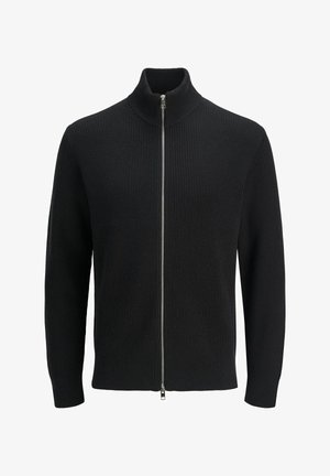 Černý žebrovaný svetr s vysokým límcem, plným zipem na přední straně a dlouhými rukávy. Textura je konzistentní, s vertikálními pruhy.