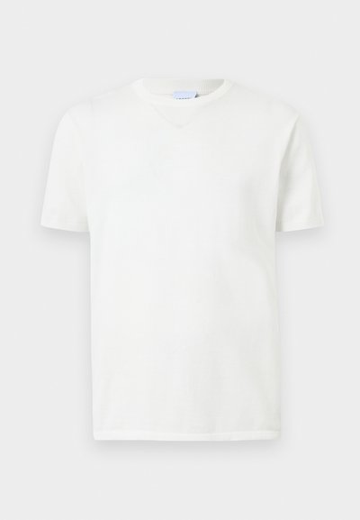 Απλό λευκό κοντομάνικο T-shirt με στρογγυλή λαιμόκοψη, απεικονίζεται σε ανοιχτό γκρι φόντο.