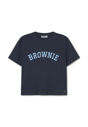 Camiseta azul marino de manga corta con texto "BROWNIE" en azul claro curvado sobre el pecho, cuello redondo y pequeña etiqueta metálica redonda cerca del dobladillo.