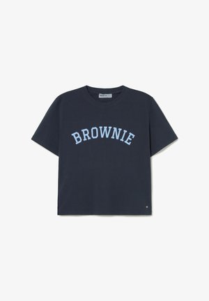 Camiseta azul marino de manga corta con texto "BROWNIE" en azul claro curvado sobre el pecho, cuello redondo y pequeña etiqueta metálica redonda cerca del dobladillo.