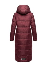 Bordeaux lange pufferjas met een capuchon, voorzien van een gequilt ontwerp, elastische manchetten en een label aan de onderrand. Glad, glanzend stofoppervlak.