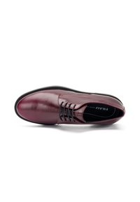 Scarpa in pelle bordeaux con finitura liscia, punta arrotondata e lacci neri. Presenta una suola nera cucita e un marchio discreto sulla soletta.