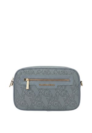 Borsa a tracolla grigia rettangolare con motivo logo traforato, tasca frontale con zip con tiretto dorato e targhetta dorata con nome del marchio.