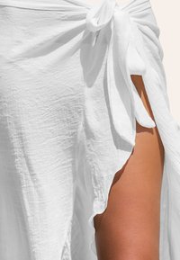 Cupshe Complementos de playa - white