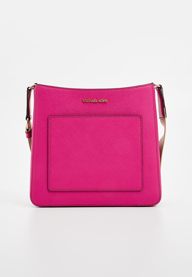 Fuchsia crossbody tas met een gladde textuur, voorzien van een voorvak en een gouden logo. Verstelbare schouderriem en gestructureerd ontwerp.