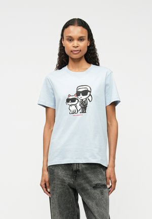 Svijetloplava pamučna majica s crtanim dizajnom lika i mačke, obje u naočalama, s crvenim natpisom "KARL LAGERFELD."