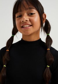 Melnas svītrainas turtlenecka formas blūze bērnam, ar divām pītām matu griezumiem, kas piestiprināti ar krāsainiem matu saišu lentiņām (zaļā, oranžā un dzeltenā krāsā). Mīksta tekstūra.