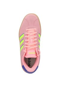 Różowe zamszowe sneakersy z neonowymi żółtymi i niebieskimi paskami, różowymi sznurówkami i gumową podeszwą. Posiadają logo na języku i wyściełany kołnierz.