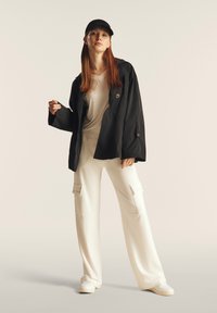 Freddy CON BORCHIE E SCOLLO A V - Camiseta estampada - star white