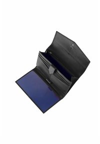 Cartera de cuero negro con cierre de solapa, múltiples ranuras para tarjetas y un compartimento con cremallera, que cuenta con un interior azul y un exterior texturizado.