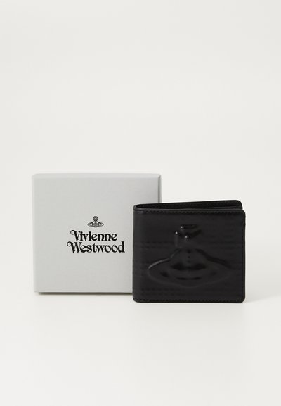 Sort læderpunge med prægede detaljer, der viser teksturlinjer og et logo, ved siden af en hvid boks mærket "Vivienne Westwood."