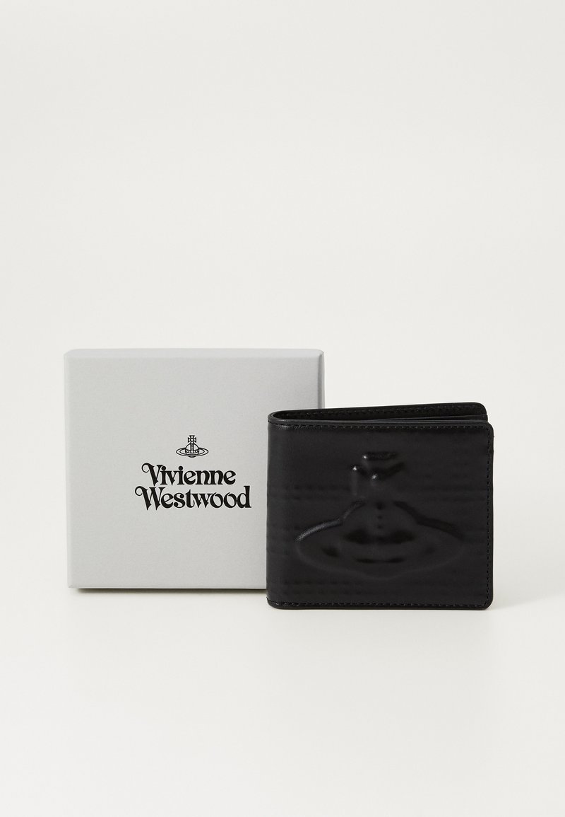 Svart läderplånbok med präglad design som visar texturlinjer och en logotyp, bredvid en vit låda märkt "Vivienne Westwood."