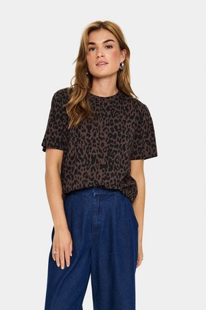 Bruin luipaardprint t-shirt van zacht materiaal, met korte mouwen en een losse pasvorm, gecombineerd met high-waisted blauwe denim broeken.