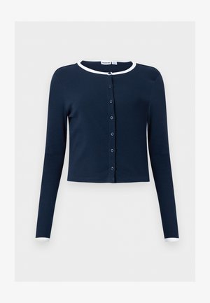 Cardigan bleu marine à manches longues, boutonné sur le devant, avec une bordure blanche au niveau du col et des poignets, tissu côtelé, coupe courte.