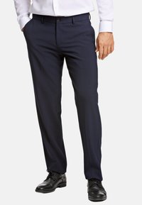 Marineblaues Anzughose aus glattem Stoff, mit flachem Front, zwei Seitentaschen und maßgeschneidertem Schnitt, kombiniert mit schwarzen eleganten Schuhen.