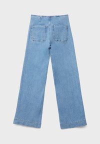 Jean en denim bleu clair à jambes larges, vu de dos, avec deux poches plaquées carrées et une taille haute.