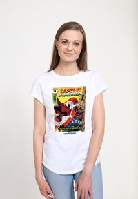 Bílý bavlněný tričko s barevným designem komiksu z Marvelu, na kterém je Captain America a text "ODVAŽNÝ NOVÝ SVĚT!" v černém a žlutém písmu.