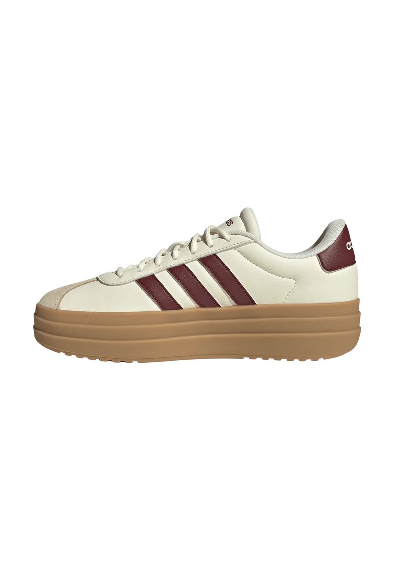Sneaker in pelle bianca con strisce bordeaux, suola in gomma, punta tonda e dettagli testurizzati. Presenta lacci e logo del marchio sul tallone.