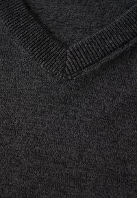 Dunkelgrauer V-Ausschnitt-Strickpullover. Mit geripptem Kragen und weicher Textur, die ein dezentes Muster im gesamten Stoff aufweist.