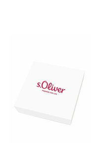Scatola rettangolare bianca con coperchio piatto, dotata di un logo rosso che recita "s.Oliver FASHION FOR LIFE." Superficie liscia, senza ulteriori motivi.