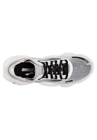 Scarpa sportiva grigia e bianca con tomaia in rete, lacci neri, suola scolpita e un logo prominente sulla linguetta. Presenta bordi lisci e arrotondati.
