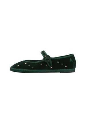 Zapato plano Mary Jane de terciopelo verde oscuro con correa de hebilla circular y pequeñas tachuelas metálicas redondas en el lateral.