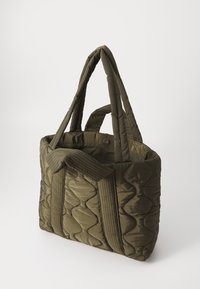 Bolso tote acolchado en verde oliva con asas texturizadas, un interior espacioso y una forma redondeada. Cuenta con un cierre a presión y detalles de costura.