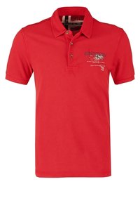 Polo rouge à manches courtes avec trois boutons et un petit motif graphique sombre sur la poitrine gauche.