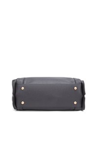 Borsa a tracolla nera in pelle con una finitura testurizzata, decorata con borchie in oro rosa sulla base. Forma rettangolare con lati strutturati e cuciture.