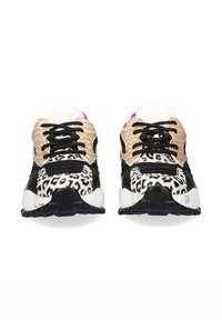 Zapatillas de cuero con un upper texturizado en color beige, detalles en negro y un patrón de leopardo en la parte inferior. Cordones negros y detalles en púrpura.