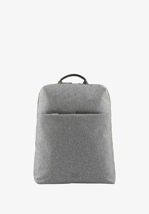 Mochila de tela gris con un acabado texturizado, con un bolsillo frontal, un asa superior y una forma rectangular simple.