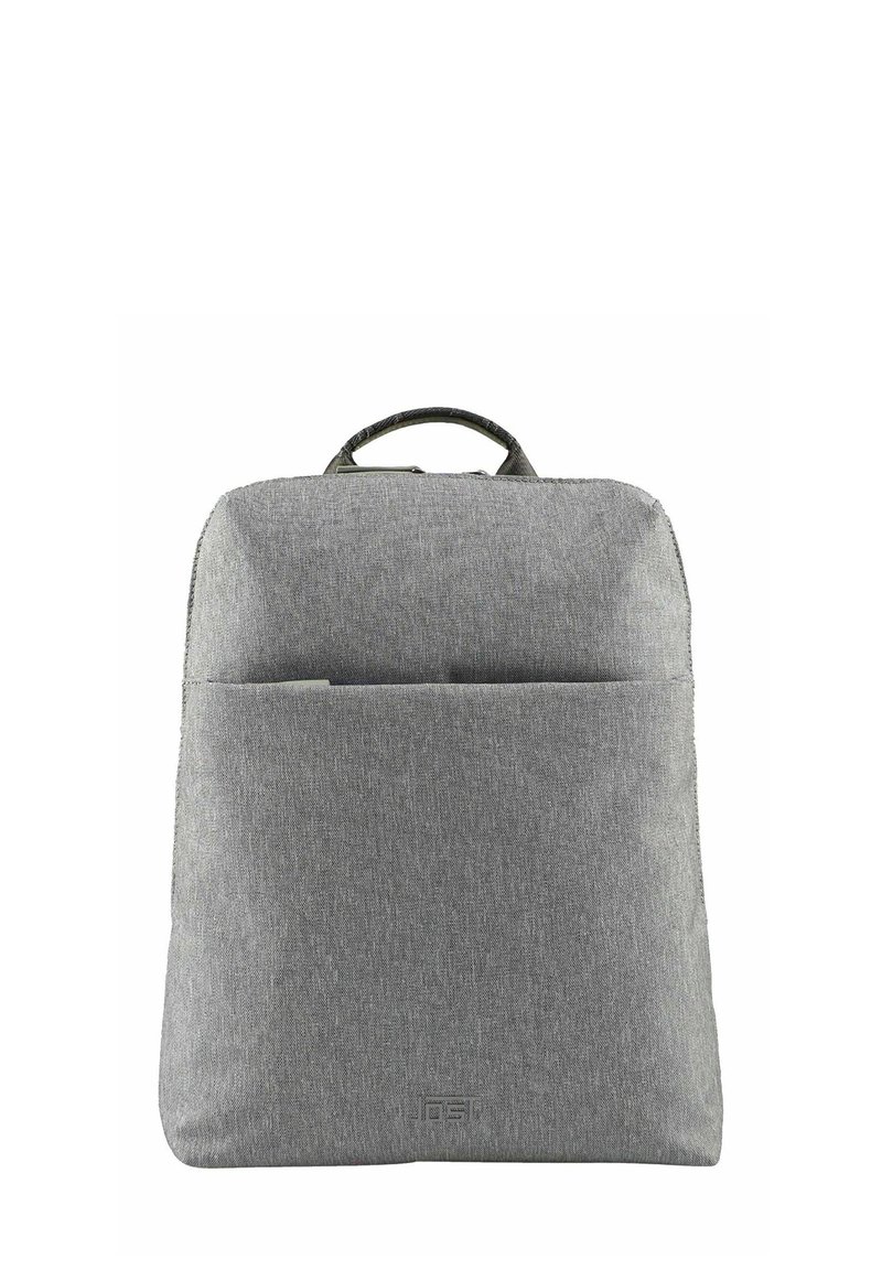 Mochila de tela gris con un acabado texturizado, con un bolsillo frontal, un asa superior y una forma rectangular simple.