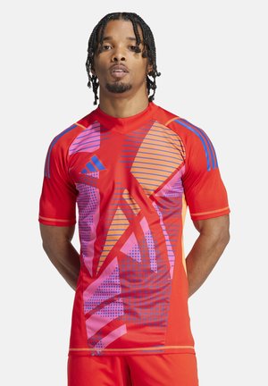 Rode sportieve shirt met korte mouwen, voorzien van geometrische patronen in paars, oranje en blauw. Met een v-hals en subtiele textuur.