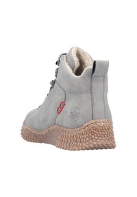 Grauer Knöchelstiefel mit einer strukturierten Gummisohle, weicher Innenausstattung und kontrastierenden roten Akzenten. Verfügt über ein Schnürdesign und einen gepolsterten Kragen.