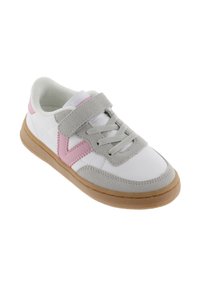Sneaker sintetico bianco con accenti grigi e dettagli rosa. Presenta una fascetta in Velcro e lacci, suola in gomma con finitura testurizzata.