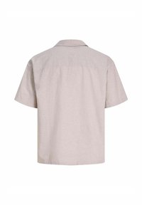 Chemise beige à manches courtes avec col, vue de dos avec un ourlet droit et sans motifs ni dessins visibles.
