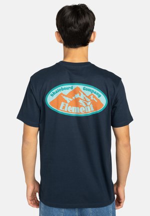 Navyblauwe katoenen T-shirt met een grote oranje en turquoise ovale afbeelding met bergen en tekst elementen op de achterkant.