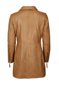 Braune Lederjacke mit taillierter Passform, ausgestattet mit einem Rückenschlitz, dekorativen Nahtlinien und Reißverschlüssen an den Manschetten zur Anpassung.