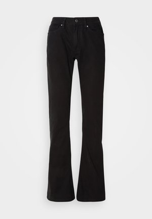 Czarne dżinsy o rozszerzanych nogawkach wykonane z bawełny. Posiadają zapięcie na guziki z przodu, dwie boczne kieszenie i gładką fakturę. Brak widocznych wzorów lub ozdób.