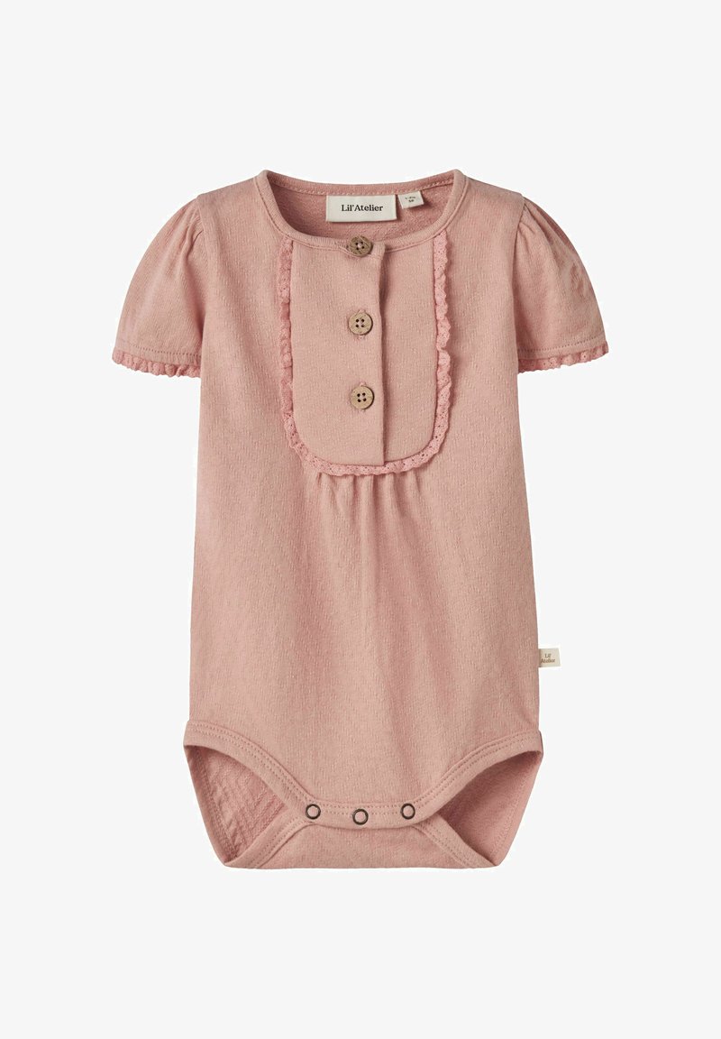 Body bébé rose doux avec manches courtes bouffantes, trois boutons en bois sur le devant, bordure en dentelle et pressions à l’entrejambe.