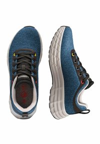 Baskets de sport en tissu bleu avec un dessus texturé, lacets noirs et œillets colorés. Semelle blanche épaisse avec un motif géométrique.