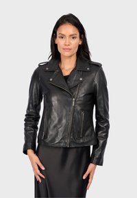 Černá kožená motorkářská bunda s klopovým límcem, asymetrickým zipem a kapsami na zip; má hladkou texturu a přiléhavý střih.